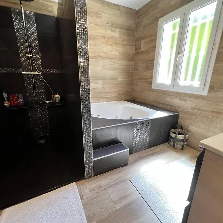 De Luxe 4 Avec Piscine Chauffee Et Amenagements De Gamme, - Fr-1-726-32